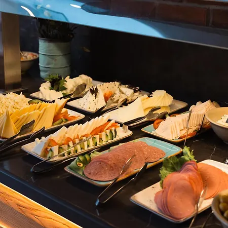 واو إيربورت فندق 4*