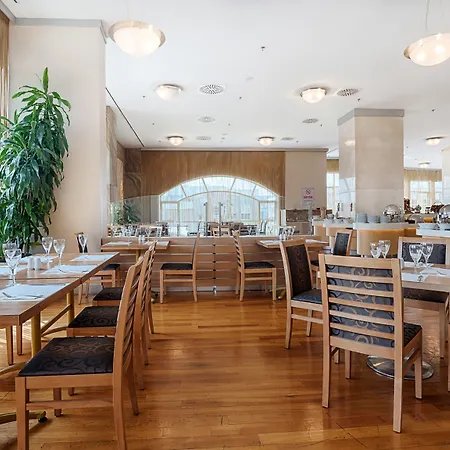 واو إيربورت فندق