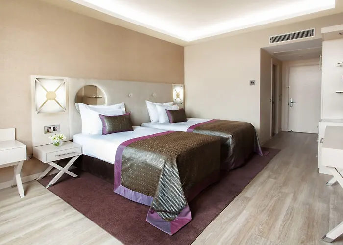 Wow Airport Hotell 4*